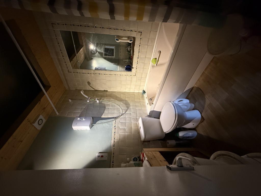 Lot: 44 - MIXED RESIDENTIAL AND COMMERCIAL BUILDING WITH POTENTIAL - Bathroom with WC, shower and bath